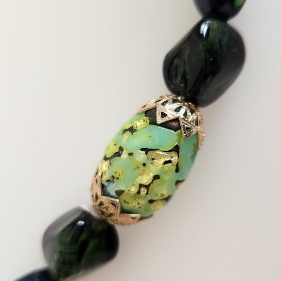 1950-60 -S VINTAGE MURANO?ART GLASS GREEN AND GOLD FOIL DECORATED NECKLACE . - Picture 5 of 6